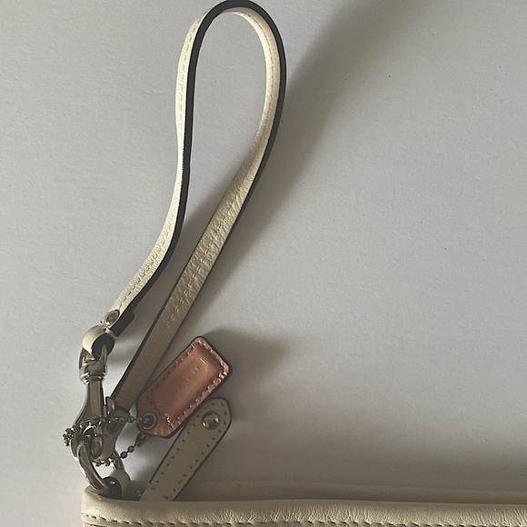 Coach Wristlet In Signature Design - Picture 3 of 7